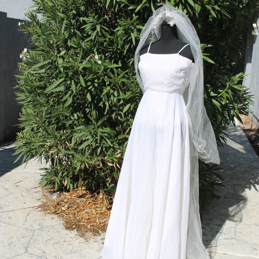 Bride Wedding Dress with Headpiece Vail White Size Small 4-6 Halloween Cosplay